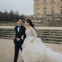 Bangunan Chateau de Vaux-le-Vicomte sangat megah dengan ruangan-ruangan bernuansa bangsawan. Berpose di depan kastil dengan undakan tangga memanjang, foto pernikahan Kevin Sanjaya dan Valencia Tanoesoedibjo seperti pemandangan di negeri dongeng. Foto: Instagram/@morden.co, @audreyparisphoto