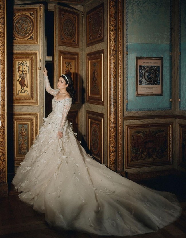 Mengenakan gaun pesta dari koleksi Elie Saab, Valencia kembali tampil memukau selayaknya putri dari negeri dongeng.  Foto: Instagram/@morden.co, @audreyparisphoto