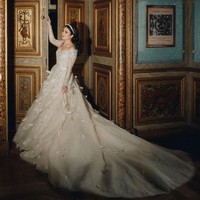 Mengenakan gaun pesta dari koleksi Elie Saab, Valencia kembali tampil memukau selayaknya putri dari negeri dongeng.  Foto: Instagram/@morden.co, @audreyparisphoto