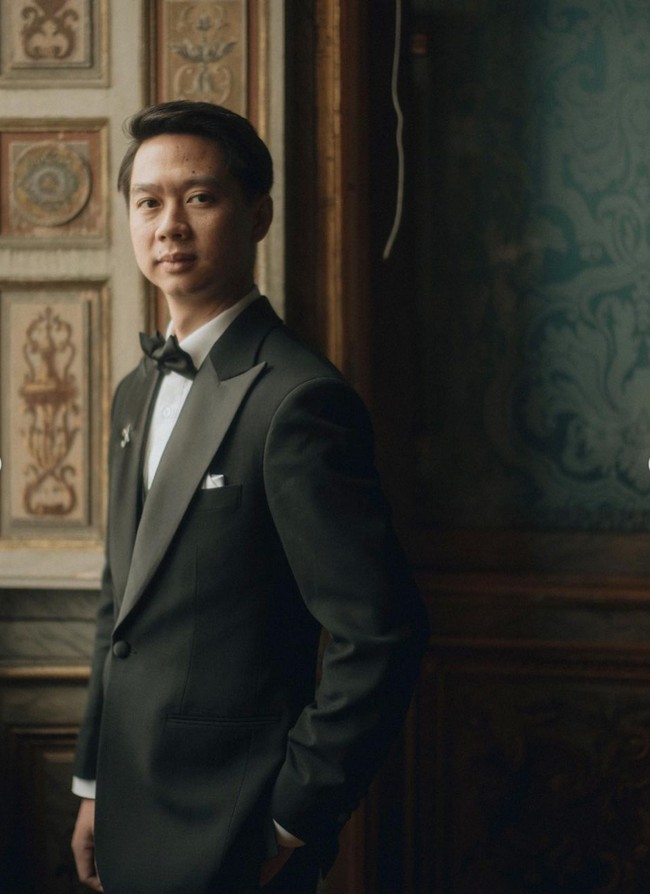 Kevin Sanjaya pun tak kalah tampil maksimal. Sang pebulutangkis tampil elegan dalam balutan tuksedo hitam-hitam dari koleksi Wong Hang Tailor. Foto: Instagram/@morden.co, @audreyparisphoto