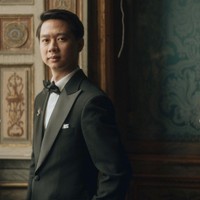 Kevin Sanjaya pun tak kalah tampil maksimal. Sang pebulutangkis tampil elegan dalam balutan tuksedo hitam-hitam dari koleksi Wong Hang Tailor. Foto: Instagram/@morden.co, @audreyparisphoto