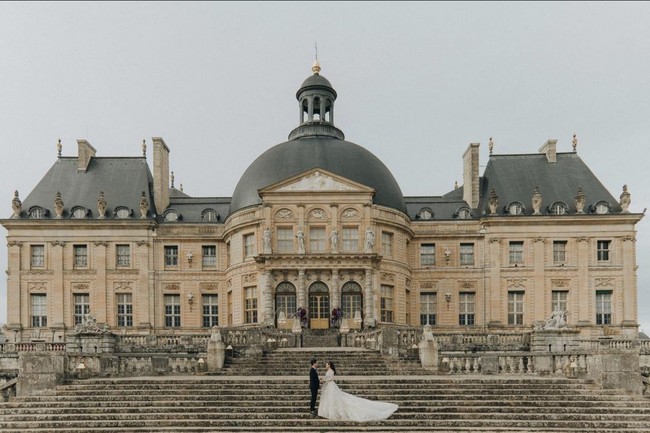 Resepsi pernikahan Kevin Sanjaya dan Valencia Tanoesedibjo digelar di Chateau de Vaux-le-Vicomte, sebuah kastil mewah wilayah Maincy, Prancis. Kastil ini sudah berusia 367 tahun. Foto: Instagram/@morden.co, @audreyparisphoto