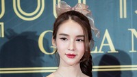 Transpuan kelahiran tahun 1997 juga pernah mengikuti Miss International Queen 2018. Meskipun bukan menjadi pemenang, Yoshi mencatatkan namanya sebagai 2nd Runner Up di ajang tersebut. (Foto: Instagram @yoshirinrada