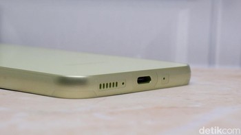 Bagian bawah terdapat speaker, port USB Type C dan microfone. Foto: Adi Fida Rahman/detikINET