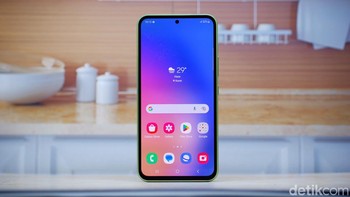 Galaxy A54 menyuguhkan layar Super AMOLED 6,4 inch Full HD+ dengan refresh rate 120Hz. Agar layar dapat jelas terlihat di bawah terik Matahari, Samsung memberikan dukungan tingkat kecerahan hingga 1.000 nits dan fitur Vision Booster sehingga tetap jelas saat digunakan di bawah terik Matahari. Foto: Adi Fida Rahman/detikINET