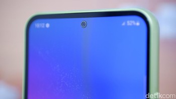 Galaxy A54 mengadopsi punch hole yang menjadi rumah bagi kamera selfie 32 MP. Foto: Adi Fida Rahman/detikINET
