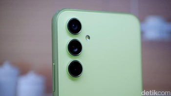 Samsung A54 dibekali OIS dan video digital image stabilization (VDIS). Kedua fitur ini tidak hanya bisa menstabilkan perekaman video, namun juga memaksimalkan fitur Nightography. Berkat AI, untuk pertama kalinya dalam seri Galaxy A, pengguna sekarang juga dapat menghapus bayangan dan pantulan yang tidak diinginkan. Foto: Adi Fida Rahman/detikINET