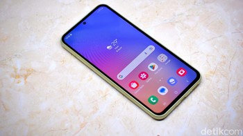 Adapun memori internal disediakan dua opsi, yakni 128 GB dan 256 GB. Samsung A54 masih memiliki slot microSD untuk memperluas ruang penyimpanan hingga 1 TB. Foto: Adi Fida Rahman/detikINET