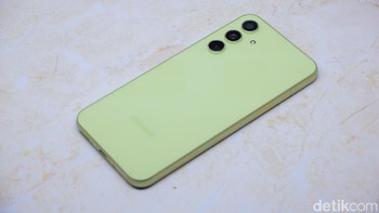 Bagian belakangnya menggunakan material kaca yang terlindungi Gorilla Glass 5. Foto: Adi Fida Rahman/detikINET