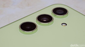 Di bagian punggungnya dihiasi tiga kamera. Komposisinya terdiri dari kamera utama 50 MP bersanding dengan lensa ultra-wide 12 MP dan makro 5 MP. Foto: Adi Fida Rahman/detikINET
