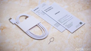 Selain unit Galaxy A54 5G, di dalam kotak kemasa terdapat kabel data USB Type C, SIM Card Injector, buku pentunjuk dan kartu garansi.Foto: Adi Fida Rahman/detikINET