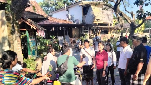 Pihak Dinas Pariwisata Kota Denpasar bersama desa adat  ketika mensosialisasikan Perwali Nomor 51 Tahun 2022 di kawasan Pantai Sanur, Denpasar, Bali, Sabtu (25/3/2023).