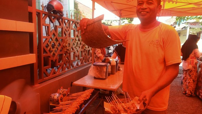 Bang Neman (48) ketika tengah membakar sate susu sapi di Pasar Ramadhan yang digelar di kawasan Masjid Raya Baiturrahman, Jalan Ahmad Yani No. 72A, Denpasar, Bali, Sabtu (25/3/2023)