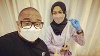 Melalui akun Instagramnya, ia membagikan potret bersama dokter gizinya, dr Feni Nugraha, MARS, MGz, SpGK yang telah membantunya menjaga pola makan. (Foto: Instagram @saykoji)