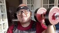 Saykoji diketahui telah melakukan program diet sejak 5 Oktober 2022 dengan melakukan diet dengan memperbanyak asupan protein dan mengurangi karbohidrat. Tak hanya itu, ia rutin berolahraga seperti angkat beban dan sepeda elektrik. (Foto: Instagram @saykoji)