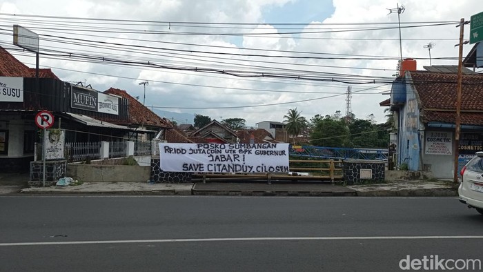 Spanduk protes untuk Ridwan Kamil.