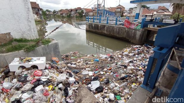 Spanduk protes untuk Ridwan Kamil.