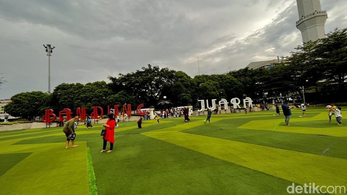 Suasana Alun-alun Bandung.