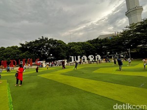 Menengok Keseruan Warga Ngabuburit di Alun-alun Bandung