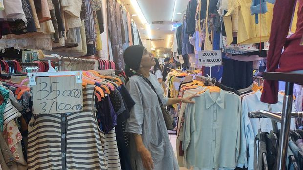 Suasana Blok III Pasar Senen tempat jual pakaian bekas.