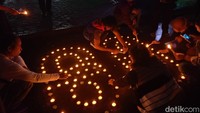 Masyarakat antusias mengikuti acara Earth Hour ini meskipun hujan gerimis mengguyur kawasan Balai Kota Solo. Foto: Agil Trisetiawan Putra/detikJateng