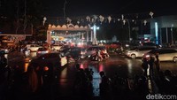 Cahaya terang dari lampion yang menghiasi Balai Kota Solo dan Jalan Jenderal Sudirman mendadak gelap. Foto: Agil Trisetiawan Putra/detikJateng  