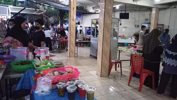 Suasana Pasar Ramadan 1444 Hijriah di Banjar Tunggal Sari, Desa Dauh Peken, Kecamatan Tabanan, Kabupaten Tabanan, Bali, Sabtu (25/3/2023).
