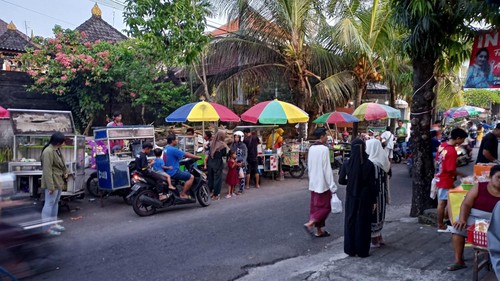 Suasana Pasar Ramadan 1444 Hijriah di Banjar Tunggal Sari, Desa Dauh Peken, Kecamatan Tabanan, Kabupaten Tabanan, Bali, Sabtu (25/3/2023).