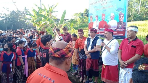 Dinas Pertanian, Pangan, dan Perikanan Kabupaten Karangasem bersama masyarakat dan anak-anak sekolah menebar benih ikan nila di wilayah sungai Desa Bungaya, Kecamatan Bebandem, Karangasem, Sabtu (25/3/2023).