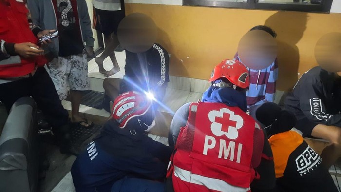 Tiga remaja yang perang sarung diberi perawatan medis lalu diamankan