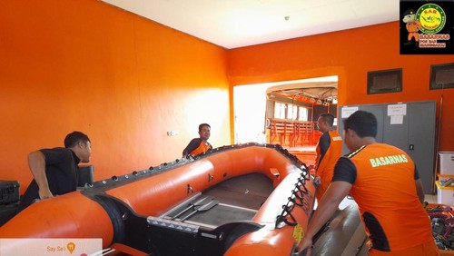 Tim Rescue Pos SAR Manggarai Barat mengerahkan rubber boat untuk pencarian korban terseret arus Sungai Waemelo di
Kampung Waedangka, DesRacangwalak, Kecamatan Welak, Kabupaten Manggarai Barat, Nusa Tenggara Timur (NTT), Sabtu (25/3/2023).