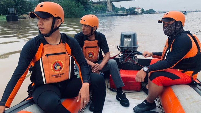 Tim SAR melakukan pencarian bocah tenggelam di Sungai Mahakam, Samarinda, Kalimantan Timur.