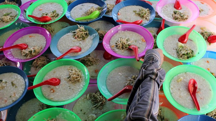Petugas membagikan bubur pedas untuk warga yang berbuka puasa di Masjid Raya Al-Mashun, Kota Medan, Sumatera Utara, Jumat (24/3/2023). Selama bulan Ramadhan, pengurus Masjid Raya Medan menyiapkan 500 porsi bubur pedas yang dibagikan gratis kepada masyarakat. ANTARA FOTO/Yudi/Lmo/aww.