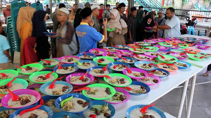 Petugas membagikan bubur pedas untuk warga yang berbuka puasa di Masjid Raya Al-Mashun, Kota Medan, Sumatera Utara, Jumat (24/3/2023). Selama bulan Ramadhan, pengurus Masjid Raya Medan menyiapkan 500 porsi bubur pedas yang dibagikan gratis kepada masyarakat. ANTARA FOTO/Yudi/Lmo/aww.