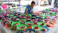 Petugas membagikan bubur pedas untuk warga yang berbuka puasa di Masjid Raya Al-Mashun, Kota Medan, Sumatera Utara. Selama bulan Ramadhan, pengurus Masjid Raya Medan menyiapkan 500 porsi bubur pedas yang dibagikan gratis kepada masyarakat. ANTARA FOTO/Yudi