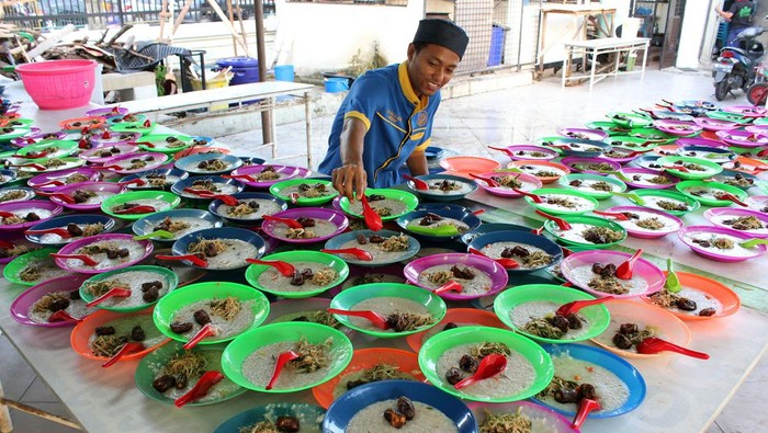 TRADISI BUBUR PEDAS DI MASJID RAYA MEDAN Petugas membagikan bubur pedas untuk warga yang berbuka puasa di Masjid Raya Al-Mashun, Kota Medan, Sumatera Utara, Jumat (24/3/2023). Selama bulan Ramadhan, pengurus Masjid Raya Medan menyiapkan 500 porsi bubur pedas yang dibagikan gratis kepada masyarakat. ANTARA FOTO/Yudi/Lmo/aww.