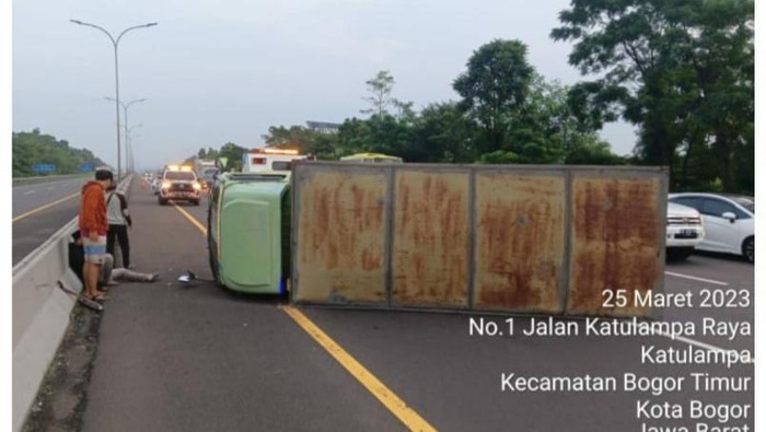 Truk terguling di Tol Jagorawi, Bogor