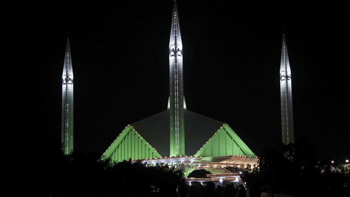 Umumnya masjid memiliki kubah yang berbentuk bulat. Namun Masjid Faisal di Pakistan ini memiliki atap yang berbeda, yaitu seperti tenda.