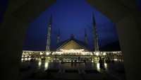 Bangunan masjid dibuat mirip tenda dengan empat menara di setiap sudutnya. Tak ada kubah tradisional pada umumnya, desain ini pun sempat menimbulkan kontroversi. AP Photo/Anjum Naveed.