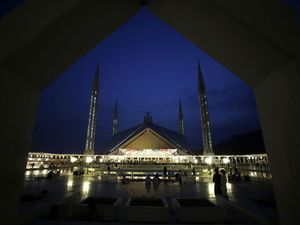 Unik, Masjid Terbesar di Pakistan Ini Tanpa Kubah