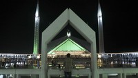 Masjid yang memiliki luas 5.000 meter persegi ini terletak di Kaki Bukit Margalla, Himalaya Barat. AP Photo/Rahmat Gul.