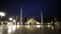 Saking luasnya, masjid ini dapat menampung sekitar 100 ribu jamaah di dalam dan luar masjid. AP Photo/Anjum Navee.