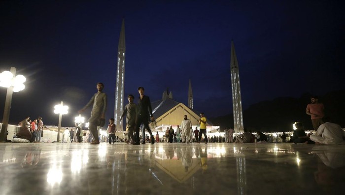 Umumnya masjid memiliki kubah yang berbentuk bulat. Namun Masjid Faisal di Pakistan ini memiliki atap yang berbeda, yaitu seperti tenda.