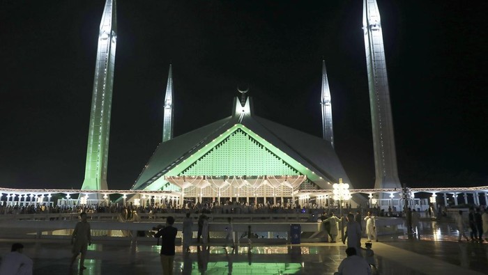 Umumnya masjid memiliki kubah yang berbentuk bulat. Namun Masjid Faisal di Pakistan ini memiliki atap yang berbeda, yaitu seperti tenda.