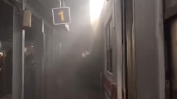Video gerbong KRL berasap di Stasiun Bojonggede, Bogor, Jabar, viral di medsos.
