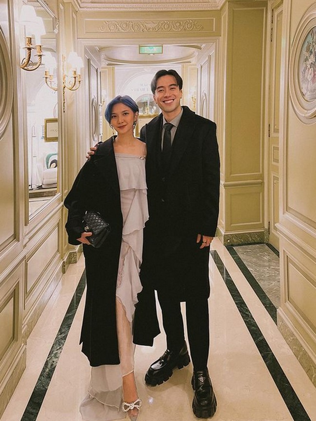 Inilah penampilan Vidi dan Sheila yang ikut terbang ke Inggris melihat momen pernikahan Kevin dan Valencia. Vidi tampil mengenakan kemeja abu-abu, dasi dan coat. Sementara Sheila Dara menggunakan dres abu dan outer hitam. Foto: dok. Instagram