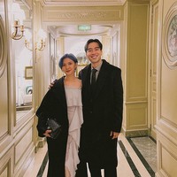 Inilah penampilan Vidi dan Sheila yang ikut terbang ke Inggris melihat momen pernikahan Kevin dan Valencia. Vidi tampil mengenakan kemeja abu-abu, dasi dan coat. Sementara Sheila Dara menggunakan dres abu dan outer hitam. Foto: dok. Instagram