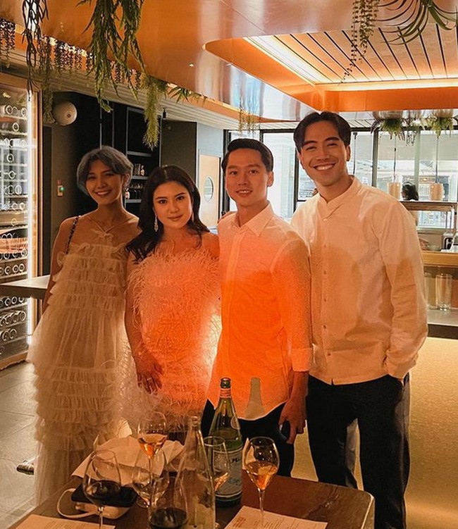 Sebelum pernikahan, Vidi dan Sheila bahkan ikut welcoming dinner. Pada momen tersebut, mereka berempat berpose bersama dengan busana serba putih. Foto: dok. Instagram