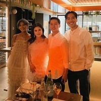 Sebelum pernikahan, Vidi dan Sheila bahkan ikut welcoming dinner. Pada momen tersebut, mereka berempat berpose bersama dengan busana serba putih. Foto: dok. Instagram