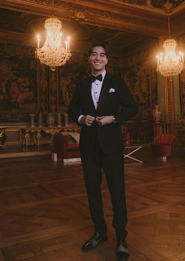 Pada momen resepsi tersebut, Vidi tampil formal dengan setelan jas hitam dan dasi kupu-kupu. Foto: dok. Instagram